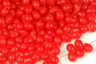 Mačkané korálky slzičky, hrušky, 5x7 mm, příčná dírka, 50 ks - žíhaná červená