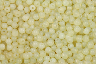 Mačkané korálky kuličky 4 mm, 40 ks/16 cm - opálová uranová žluť