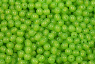 Mačkané korálky kuličky 4 mm, 40 ks/16 cm - opálová svěží zelená