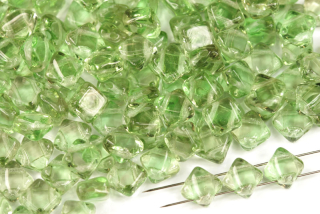 Silky beads Diagonal 6x6 mm, 30 ks - transparentní zelená žíhaná