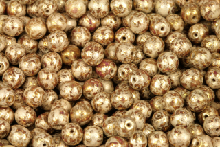 Mačkané korálky kuličky 6 mm, 27 ks/16 cm - bronzová lazura na křídě