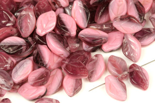 Mačkané korálky lísteček 12x7 mm, 20 ks - žíhaná červeno-růžová