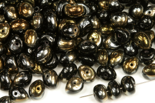 Mačkané korálky valounky Tico beads 5x7 mm, 30 ks - půlpokov Valentinit na černé
