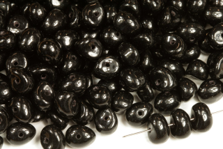 Mačkané korálky valounky Tico beads 5x7 mm, 30 ks - sytá černá