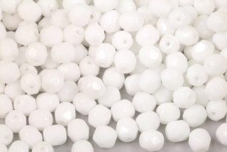 Broušené korálky ohňovky 6 mm, 27 ks/16 cm - bílý alabastr