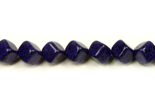 Voskovaná perle kostička 8x8 mm, 22 ks - fialovomodrá kropenatá