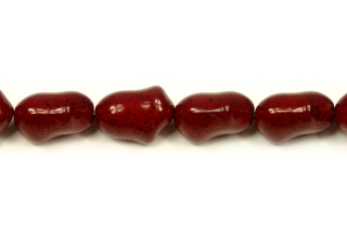 Voskovaná perle tvarová 13x9 mm, 14 ks - vínově červená kropenatá