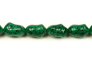 Voskovaná perle tvarová 13x9 mm, 14 ks - smaragdově zelená kropenatá