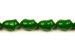Voskovaná perle tvarová 13x9 mm, 14 ks - zelená kropenatá