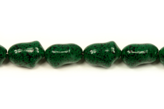 Voskovaná perle tvarová 13x9 mm, 14 ks - tmavší smaragdově zelená kropenatá