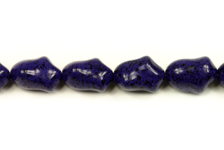 Voskovaná perle tvarová 13x9 mm, 14 ks - fialovomodrá kropenatá