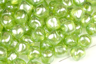 Voskované korálky tvarové 9x8 mm, 19 ks/16 cm - světle zelená průsvitná