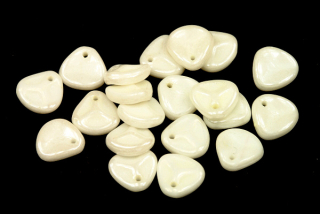 Rose petal 7x8 mm, 30 ks - sytá křída s bílým listrem