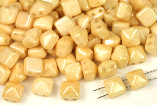 Dvoudírková pyramida, beadstud 8x8 mm, 10 ks - béžový listr na alabastru
