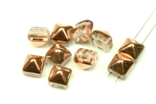 Dvoudírková pyramida, beadstud 8x8 mm, 10 ks - měděnozlatý půlpokov Capri na krystalu