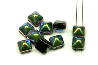 Dvoudírková pyramida, beadstud 8x8 mm, 10 ks - modrozelený duhový půlpokov na černé