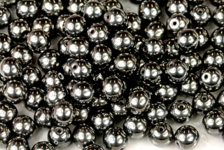 Mačkané korálky kuličky 6 mm, 27 ks/16 cm - sytá černá s listrem, hematitová