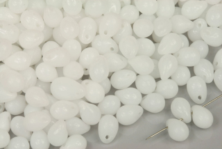Mačkané korálky slzičky, hrušky, 5x7 mm, příčná dírka, 50 ks - bílý alabastr