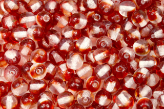 Mačkané korálky kuličky 6 mm, 27 ks/16 cm - transparentní žíhaná červená/krystal
