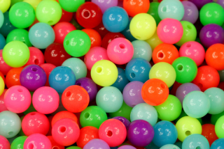 Plastové korálky, kulička 8 mm, 20 g (70-75 ks) - mix neonových barev