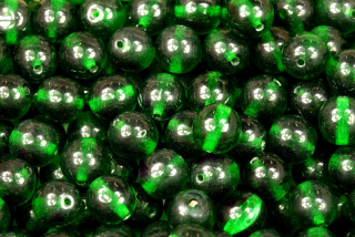 Mačkané korálky kuličky 8 mm, 20 ks/16 cm - transp. smaragdově zelená, emerald