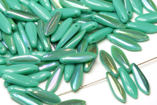 Mačkané jazýčky 5x16 mm, 25 ks - sytý zelený tyrkys s duhovým dekorem AB