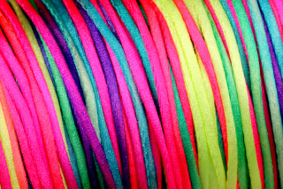 Saténová šňůrka průměr 1 mm, metráž 1 m - duhová NEON, multicolor