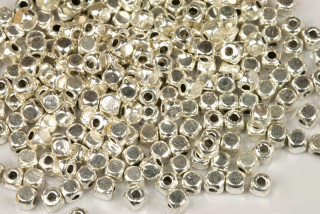 Kovové korálky kostičky 4x4x4 mm, galva stříbro/starostříbro, 10 ks