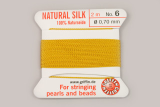 Natural Silk (Griffin) - stáčená hedvábná šňůra s jehlou, No. 6 (0,7 mm), 2 m - jantarová