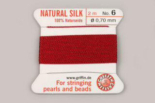 Natural Silk (Griffin) - stáčená hedvábná šňůra s jehlou, No. 6 (0,7 mm), 2 m - granátová