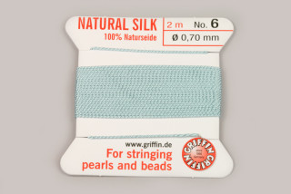 Natural Silk (Griffin) - stáčená hedvábná šňůra s jehlou, No. 6 (0,7 mm), 2 m - sv. modrá