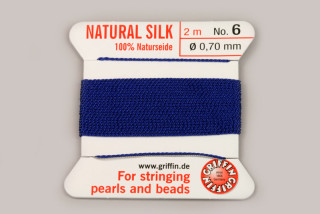 Natural Silk (Griffin) - stáčená hedvábná šňůra s jehlou, No. 6 (0,7 mm), 2 m - tm. modrá