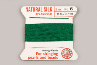 Natural Silk (Griffin) - stáčená hedvábná šňůra s jehlou, No. 6 (0,7 mm), 2 m - zelená
