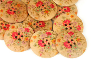 Dřevěný knoflík květovaný, velikost 30 mm, 1 ks