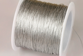 Metalická nit/šňůrka stáčená, průměr cca 0,3 mm, cívka 100 m - stříbrná