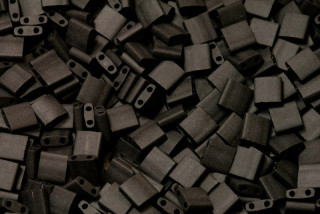 Dvoudírkové korálky Miyuki Tila 5x5 mm, Matte Black (TL401F), 5 g
